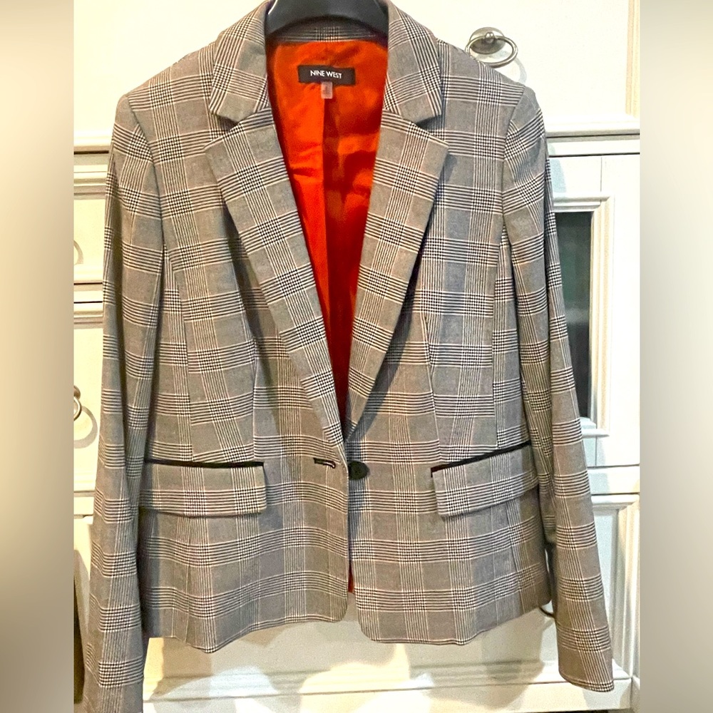 Nine West size 8 suit jacket/blazer. Plaid color